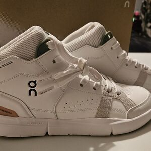 On Cloud. The Roger Clubhouse. Mid.  White/rose.  Womens Size 7